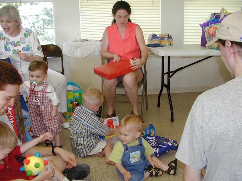 camera/2002/05(May)/05_05_Dax's_1st_Birthday_Party/800x600_P5050055.JPG