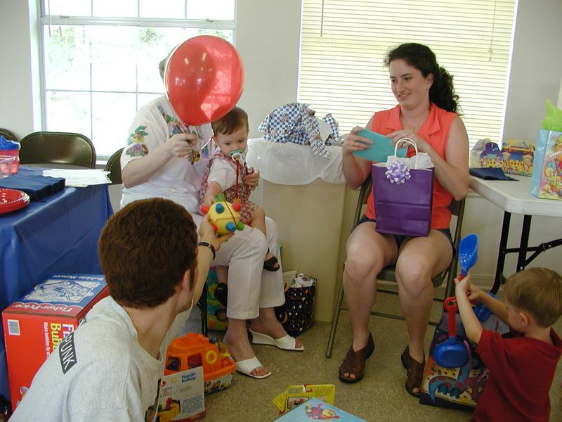 camera/2002/05(May)/05_05_Dax's_1st_Birthday_Party/800x600_P5050060.JPG