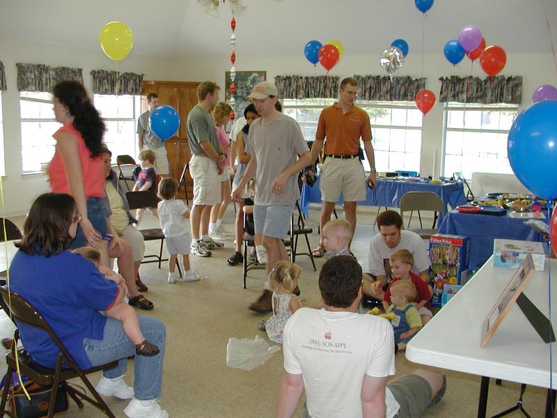 camera/2002/05(May)/05_05_Dax's_1st_Birthday_Party/800x600_P5050063.JPG