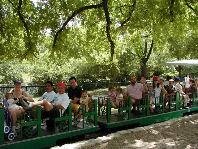 camera/2002/05(May)/05_11_Zilker_Park/640x480_P5110027.JPG