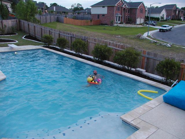 camera/2002/05(May)/05_24_Swimming/640x480_P5240110.JPG