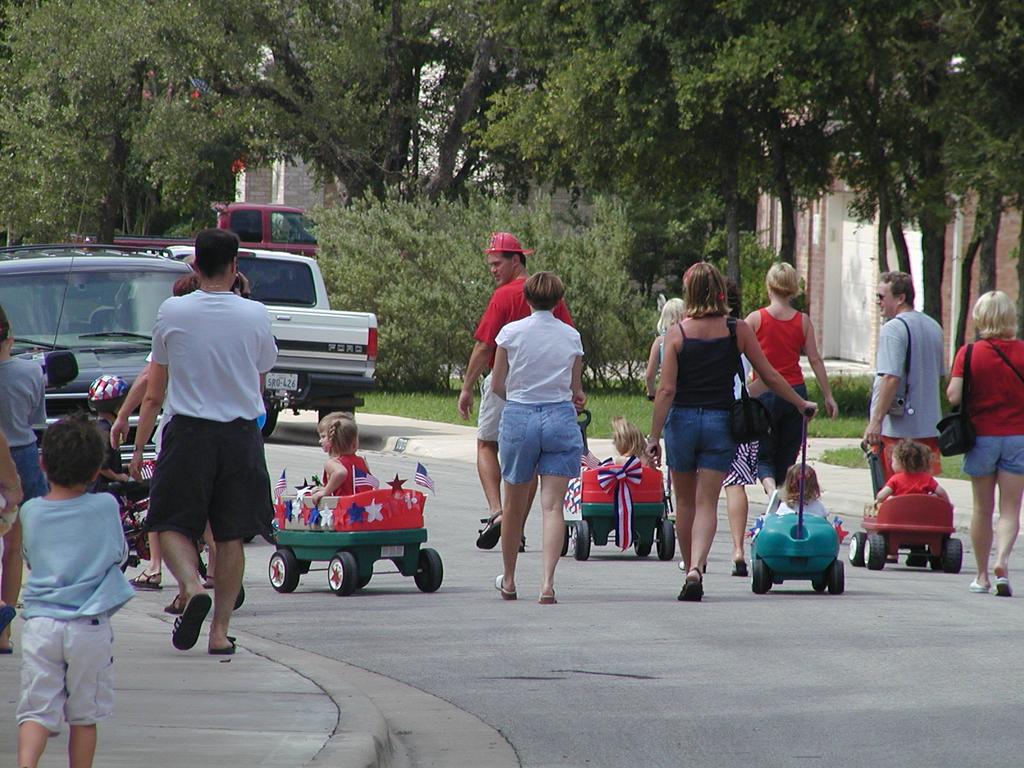camera/2002/07(July)/07_04_Fourth_of_July_Parade/1024x768_P7040051.JPG
