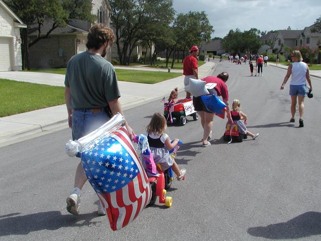 camera/2002/07(July)/07_04_Fourth_of_July_Parade/640x480_P7040045.JPG