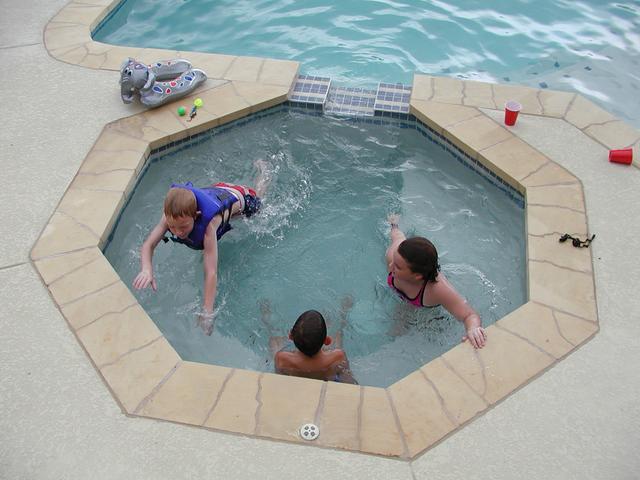 camera/2002/07(July)/07_13_Pool_Party/640x480_P7130067.JPG