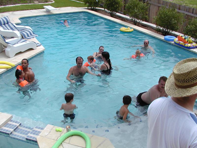 camera/2002/07(July)/07_13_Pool_Party/800x600_P7130064.JPG