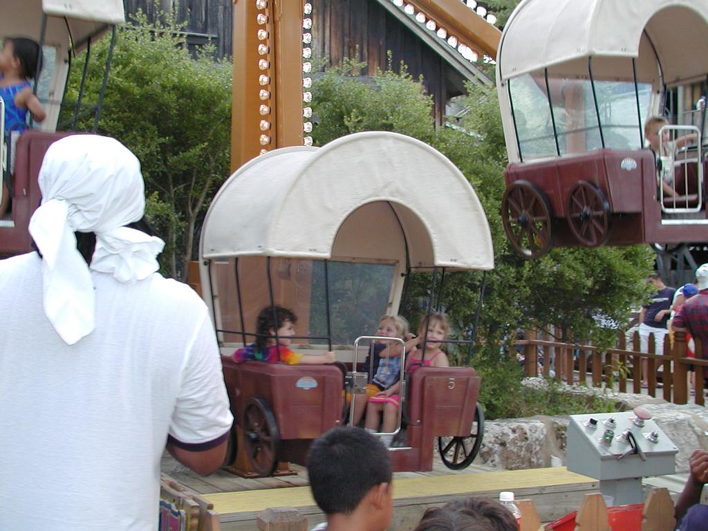 camera/2002/07(July)/07_20_Fiesta_Texas/1024x768_P7200060.JPG