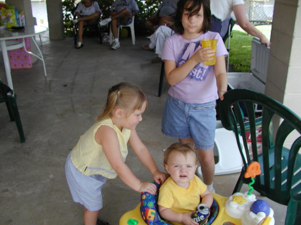 camera/2002/08(August)/08_10_Bryce's_1st_Birthday/1024x768_P8100006.JPG