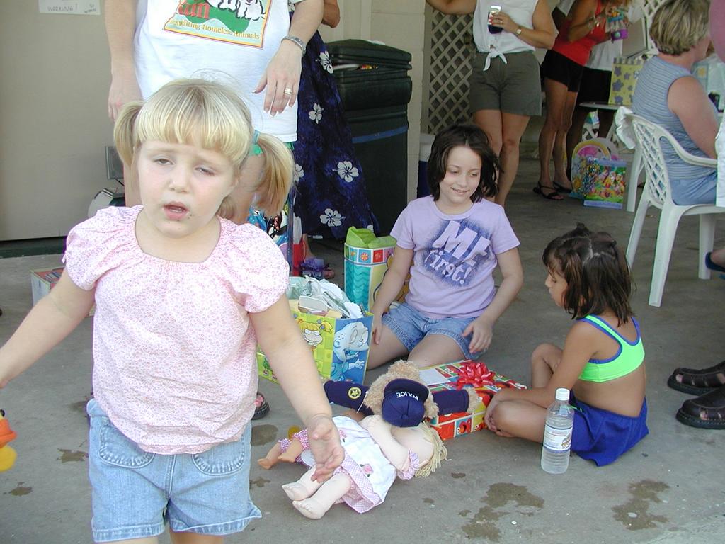 camera/2002/08(August)/08_10_Bryce's_1st_Birthday/1024x768_P8100044.JPG