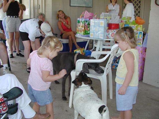 camera/2002/08(August)/08_10_Bryce's_1st_Birthday/640x480_P8100033.JPG