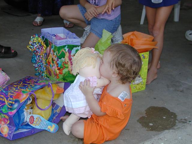 camera/2002/08(August)/08_10_Bryce's_1st_Birthday/640x480_P8100042.JPG