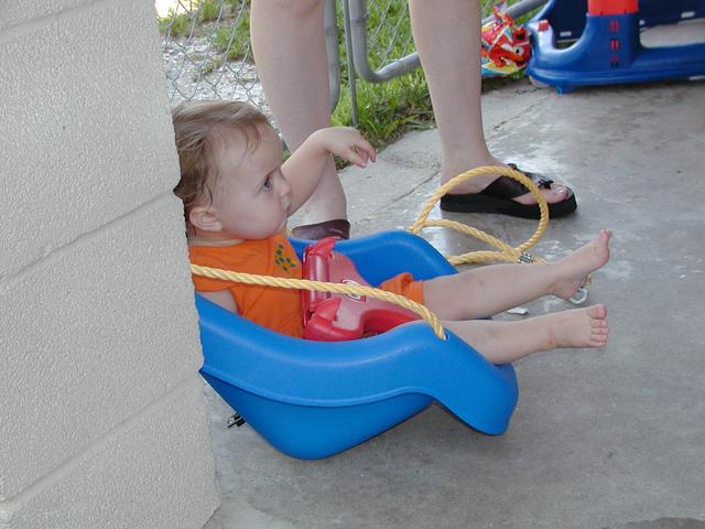 camera/2002/08(August)/08_10_Bryce's_1st_Birthday/640x480_P8100046.JPG