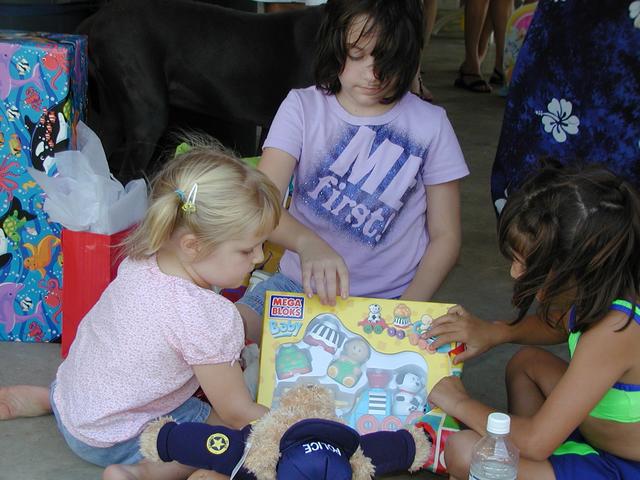 camera/2002/08(August)/08_10_Bryce's_1st_Birthday/640x480_P8100047.JPG