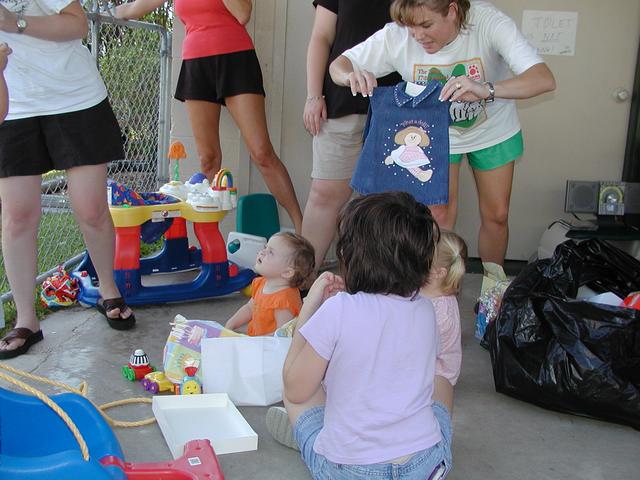 camera/2002/08(August)/08_10_Bryce's_1st_Birthday/640x480_P8100049.JPG