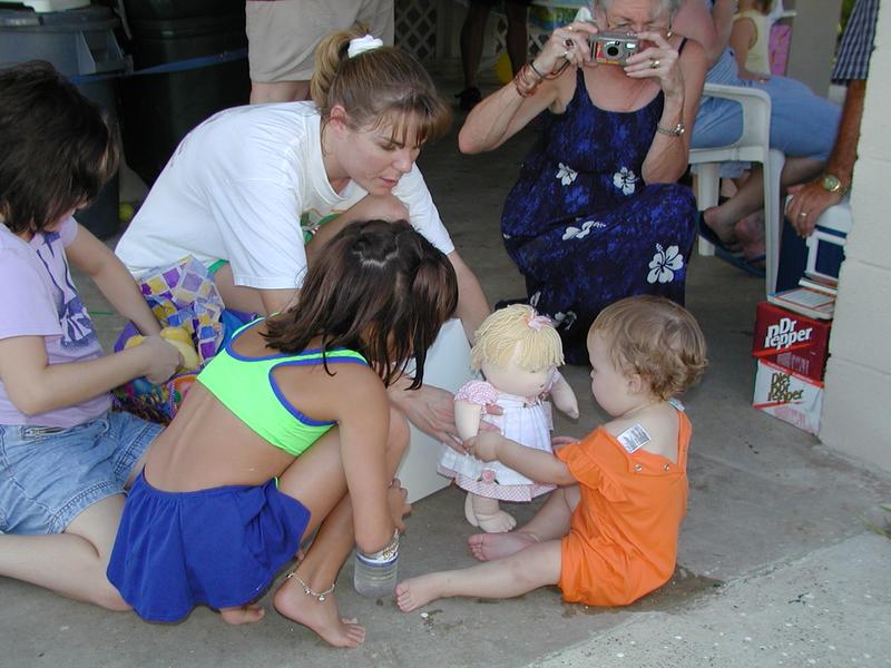 camera/2002/08(August)/08_10_Bryce's_1st_Birthday/800x600_P8100040.JPG