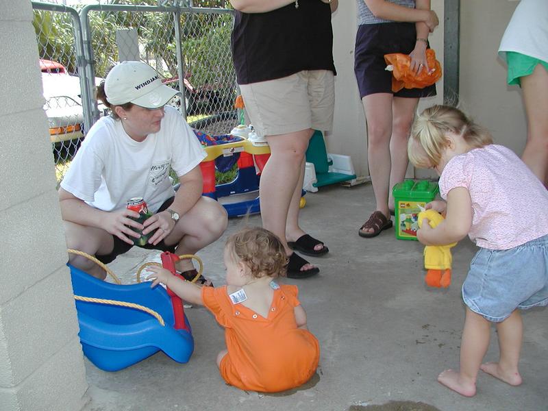 camera/2002/08(August)/08_10_Bryce's_1st_Birthday/800x600_P8100043.JPG