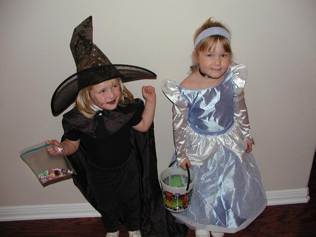 camera/2002/10(October)/10_31_Halloween_Costumes/PA310001.JPG