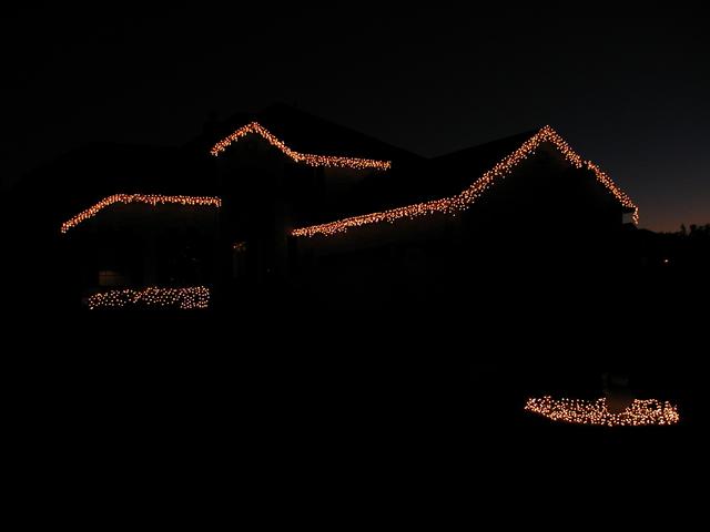 camera/2002/11(November)/11_24_Christmas_Lights/640x480_PB240010.JPG