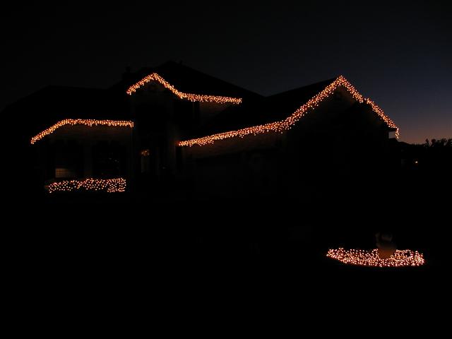 camera/2002/11(November)/11_24_Christmas_Lights/640x480_PB240011.JPG