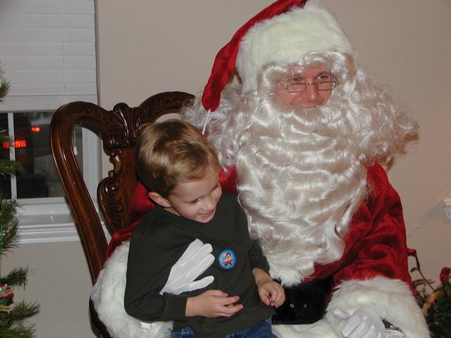 camera/2002/12(December)/12_08_Santa_Visits/640x480_PC080012.JPG