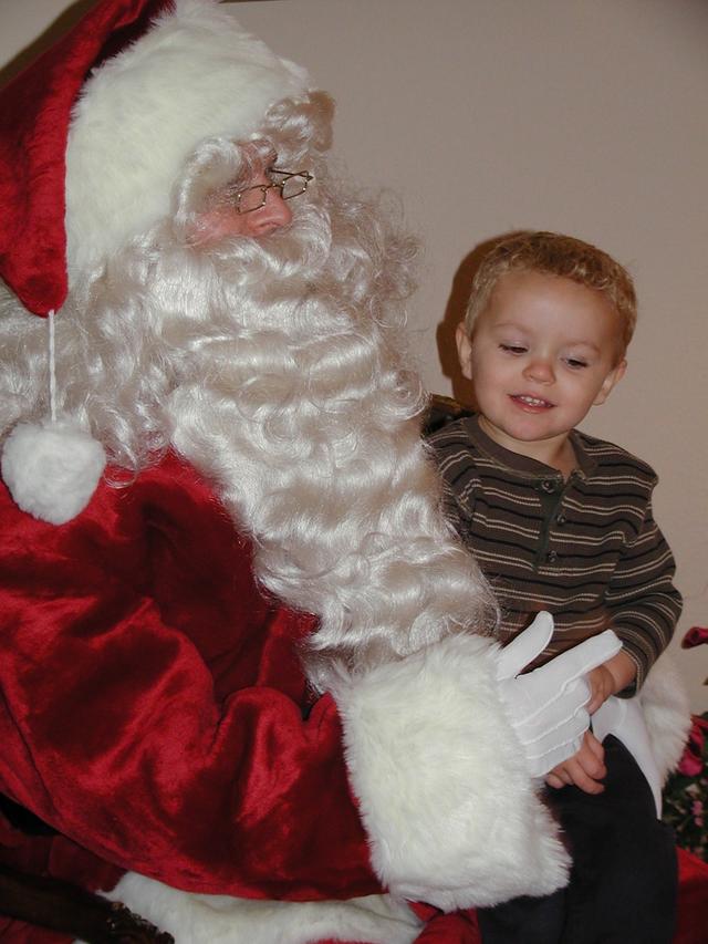 camera/2002/12(December)/12_08_Santa_Visits/640x480_PC080014.JPG