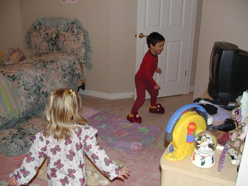 camera/2002/12(December)/12_14_Kelley_Kids_Visit/800x600_PC140039.JPG