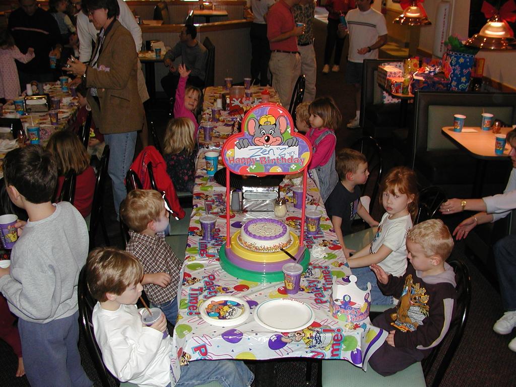 camera/2002/12(December)/12_15_Zen's_Birthday_Party/1024x768_PC150026.JPG