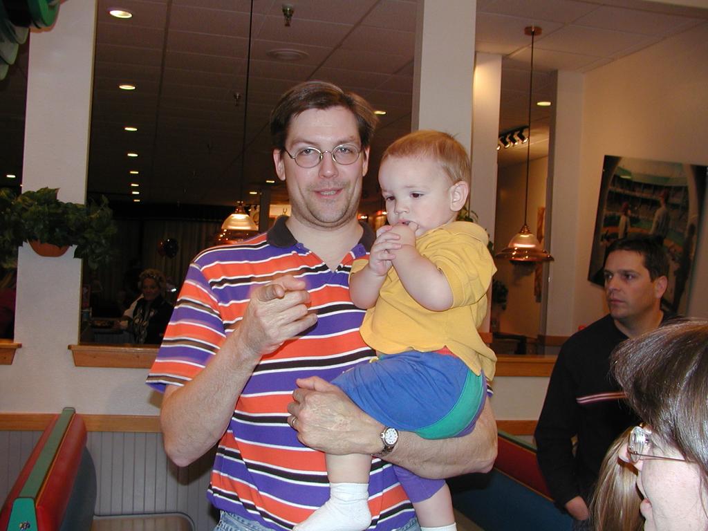 camera/2002/12(December)/12_15_Zen's_Birthday_Party/1024x768_PC150045.JPG