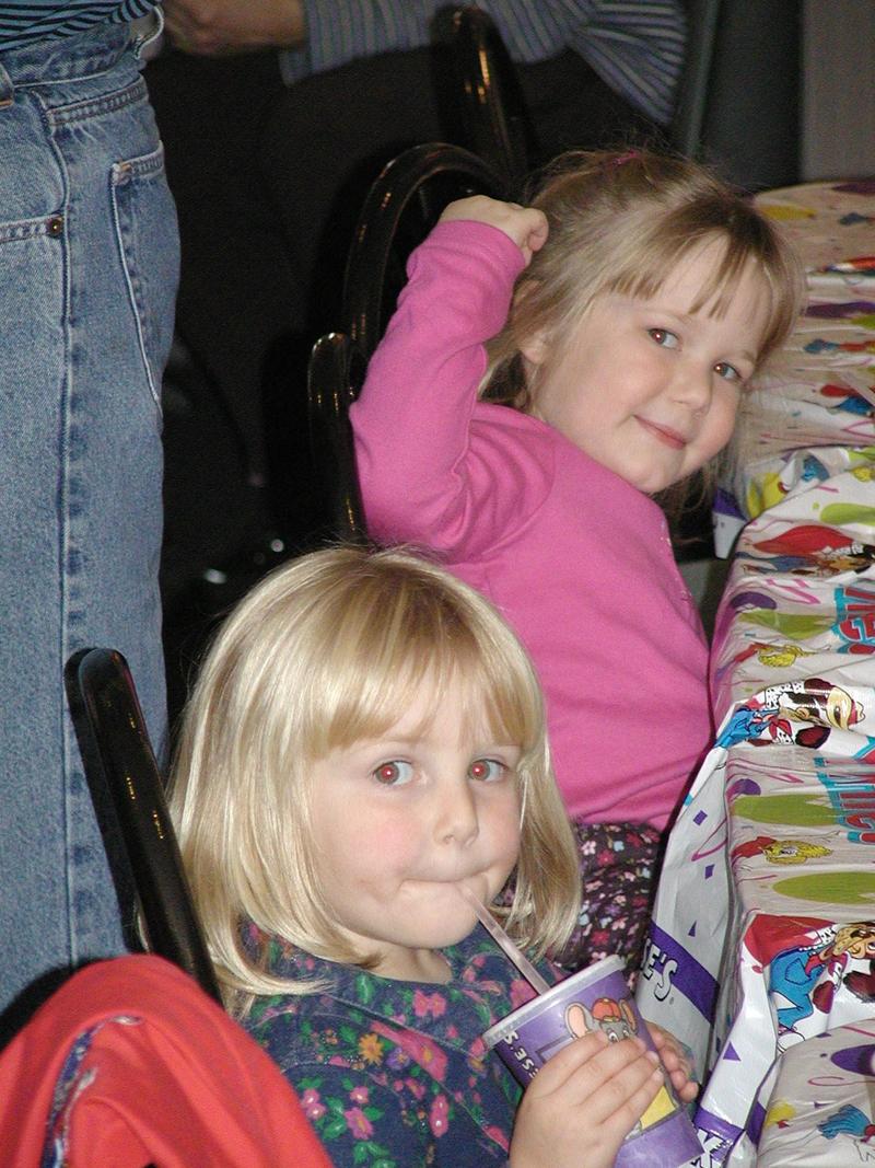 camera/2002/12(December)/12_15_Zen's_Birthday_Party/800x600_PC150027.JPG