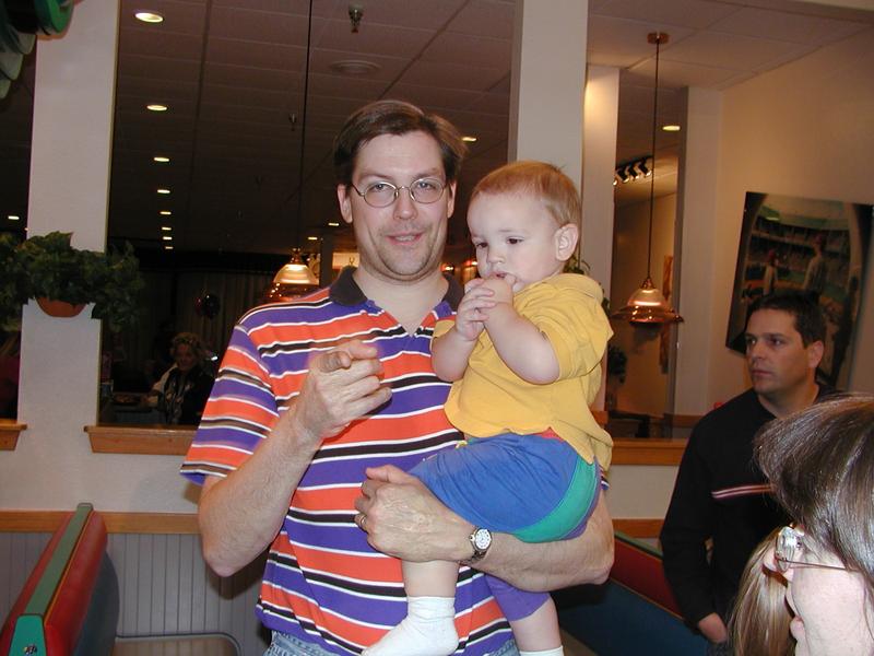 camera/2002/12(December)/12_15_Zen's_Birthday_Party/800x600_PC150045.JPG