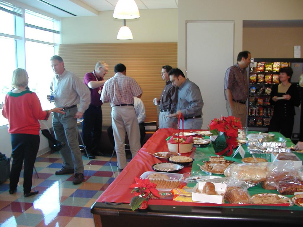 camera/2002/12(December)/12_19_Tivoli_Support_Pot_Luck/1024x768_PC190008.JPG