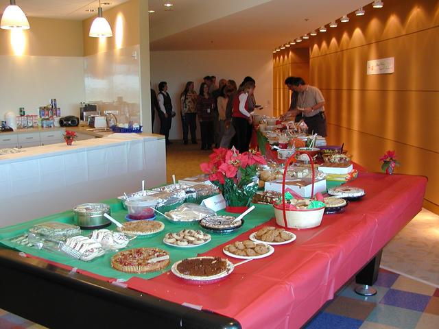 camera/2002/12(December)/12_19_Tivoli_Support_Pot_Luck/640x480_PC190001.JPG