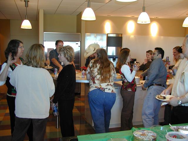 camera/2002/12(December)/12_19_Tivoli_Support_Pot_Luck/640x480_PC190006.JPG
