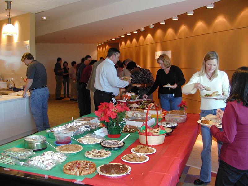 camera/2002/12(December)/12_19_Tivoli_Support_Pot_Luck/800x600_PC190004.JPG