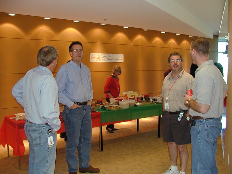 camera/2002/12(December)/12_19_Tivoli_Support_Pot_Luck/800x600_PC190010.JPG