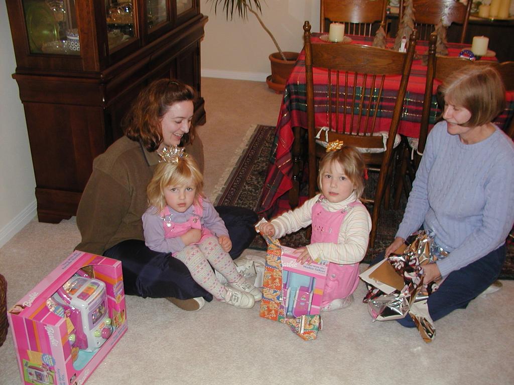camera/2002/12(December)/12_22_Maddox_Early_Christmas/1024x768_PC220011.JPG