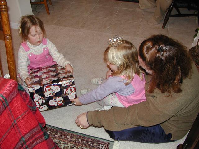 camera/2002/12(December)/12_22_Maddox_Early_Christmas/640x480_PC220006.JPG