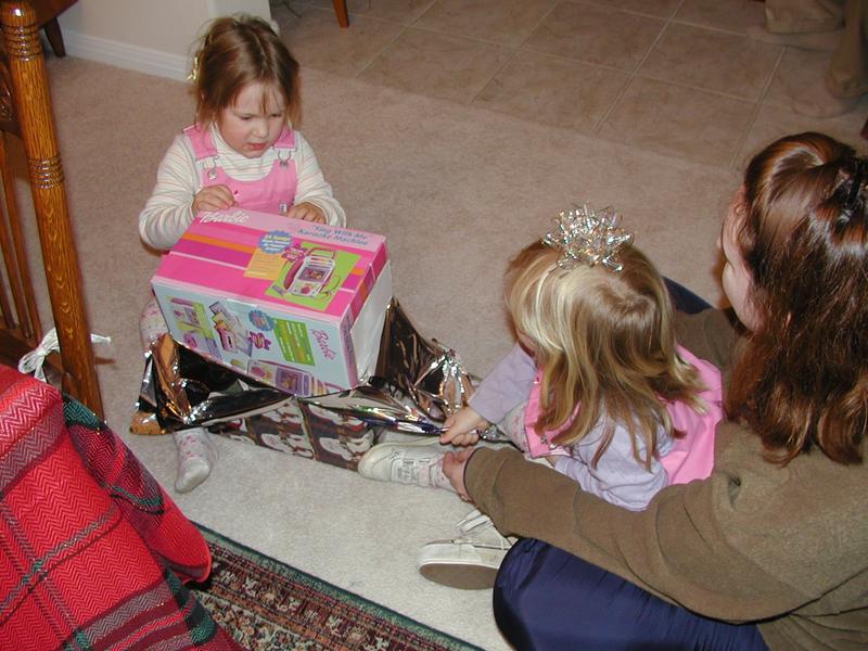 camera/2002/12(December)/12_22_Maddox_Early_Christmas/800x600_PC220007.JPG