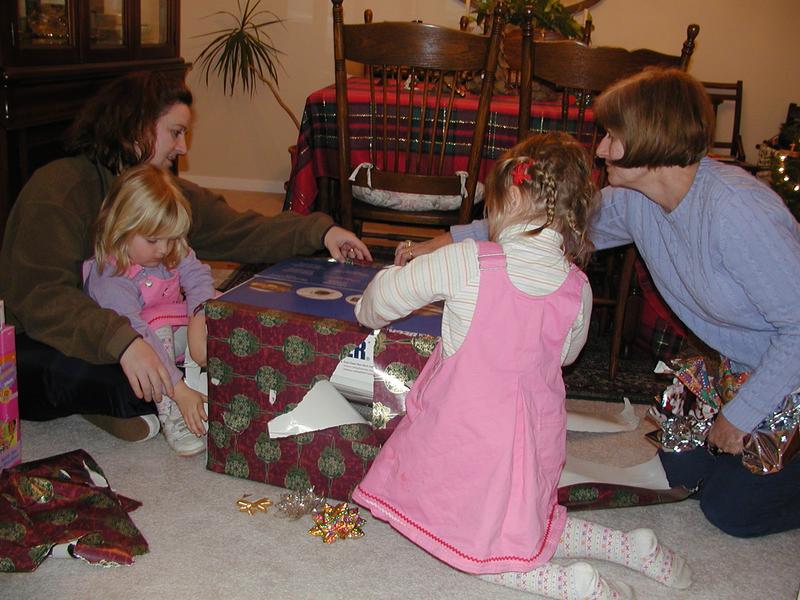 camera/2002/12(December)/12_22_Maddox_Early_Christmas/800x600_PC220017.JPG