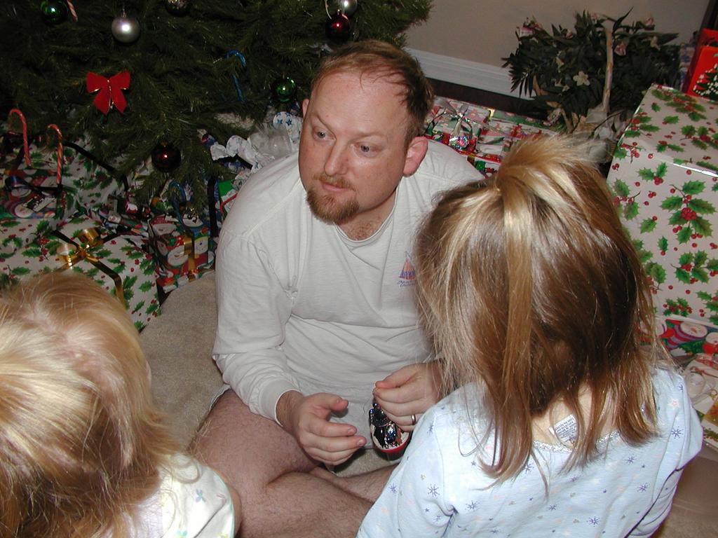 camera/2002/12(December)/12_24_Presents_with_Larry_and_Ann-Marie/1024x768_PC240023.JPG