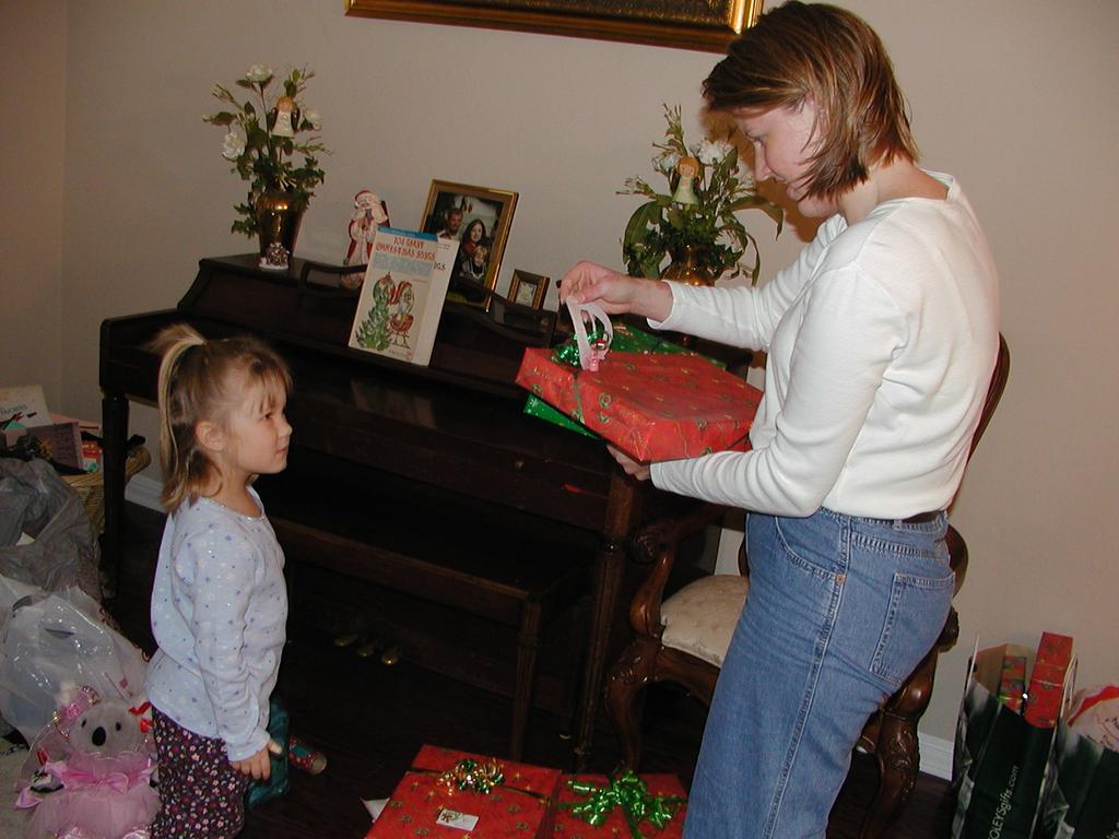 camera/2002/12(December)/12_24_Presents_with_Larry_and_Ann-Marie/1024x768_PC240026.JPG