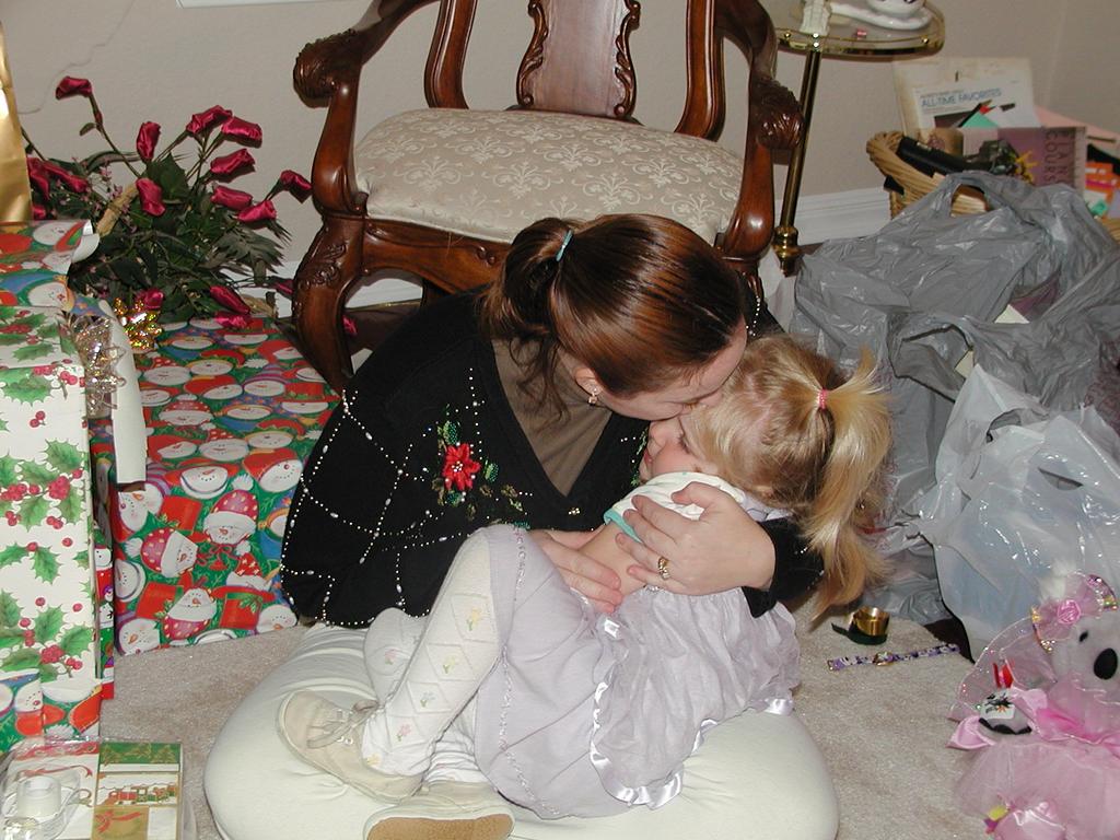 camera/2002/12(December)/12_24_Presents_with_Larry_and_Ann-Marie/1024x768_PC240027.JPG