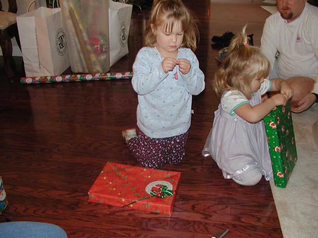camera/2002/12(December)/12_24_Presents_with_Larry_and_Ann-Marie/1024x768_PC240031.JPG