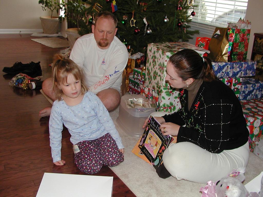 camera/2002/12(December)/12_24_Presents_with_Larry_and_Ann-Marie/1024x768_PC240040.JPG