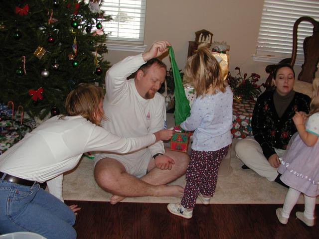 camera/2002/12(December)/12_24_Presents_with_Larry_and_Ann-Marie/640x480_PC240021.JPG