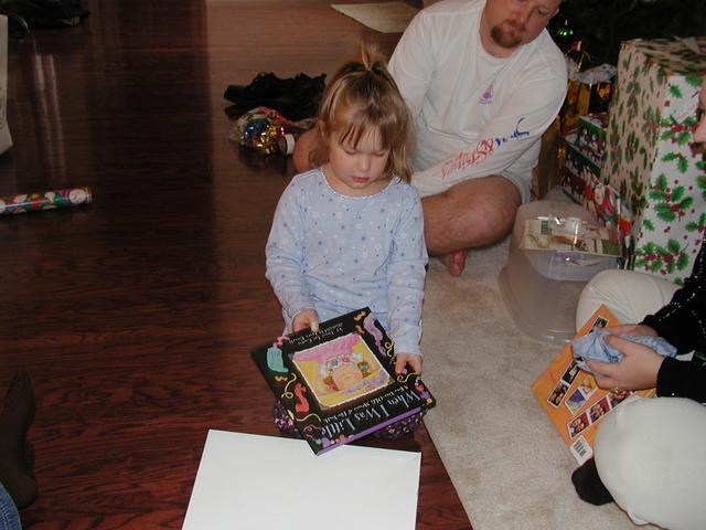 camera/2002/12(December)/12_24_Presents_with_Larry_and_Ann-Marie/640x480_PC240039.JPG