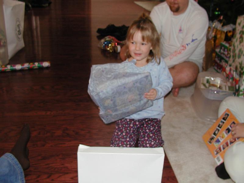 camera/2002/12(December)/12_24_Presents_with_Larry_and_Ann-Marie/800x600_PC240038.JPG
