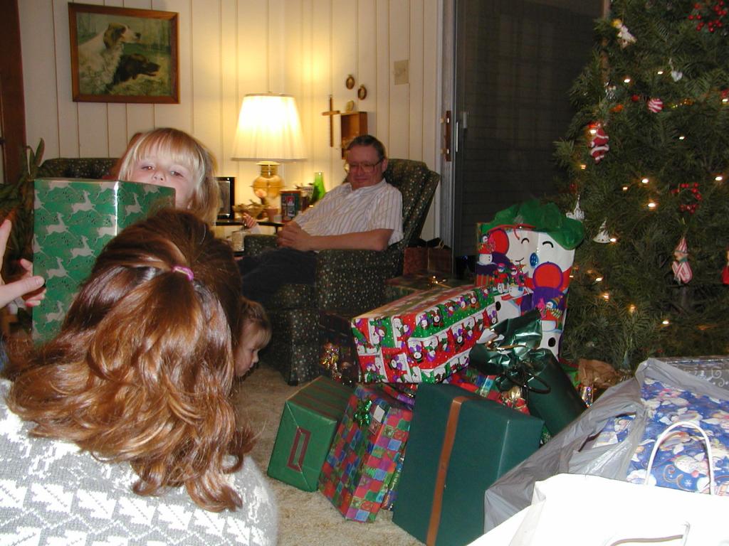 camera/2002/12(December)/12_25_Christmas_at_Grandmom's/1024x768_PC250088.JPG