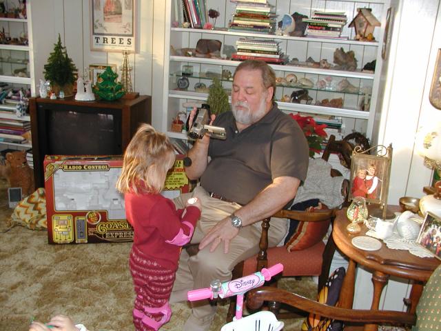 camera/2002/12(December)/12_25_Christmas_at_Grandmom's/640x480_PC250069.JPG