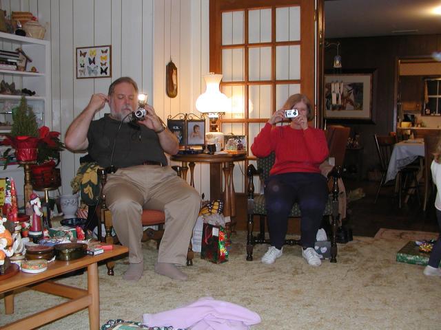 camera/2002/12(December)/12_25_Christmas_at_Grandmom's/640x480_PC250084.JPG