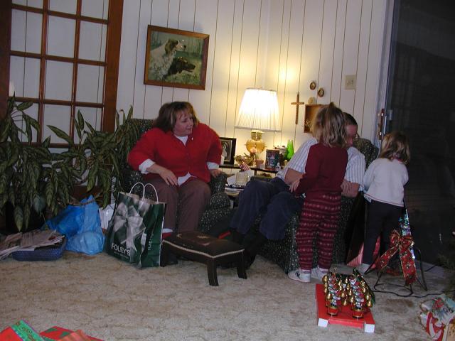 camera/2002/12(December)/12_25_Christmas_at_Grandmom's/640x480_PC250106.JPG